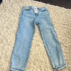 Light wash high rise skinny jeans size 6 never worn. New with tags!